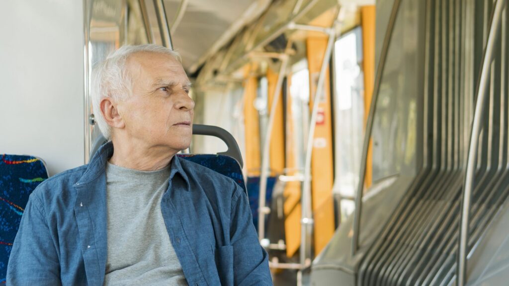 personne âgée en catégorie d'invalidité 2 dans le bus