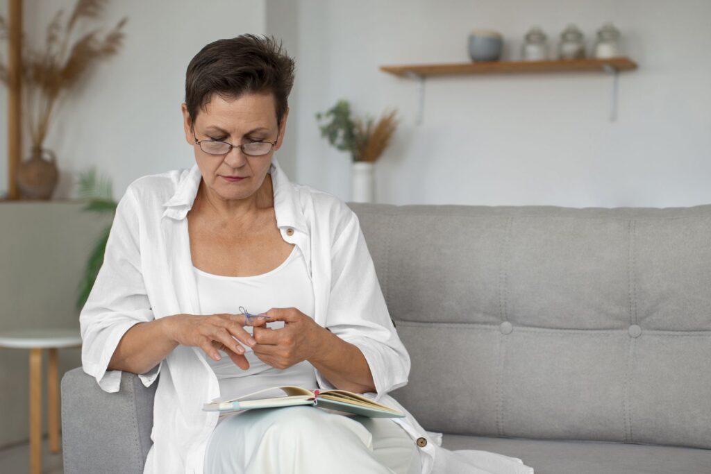 personne âgée mesurant son taux de créatinine dans le sang