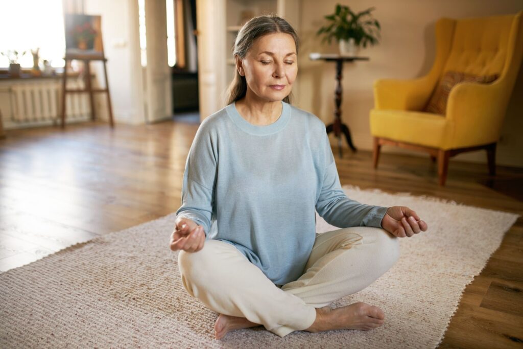 personne âgée pratiquant la méditation pour améliorer son sommeil