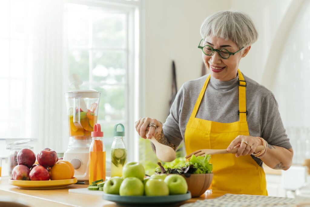 personne âgée ayant une alimentation équilibrée