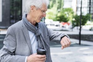 Les bracelets anti-chute en pharmacie : prévention et sécurité à portée de main