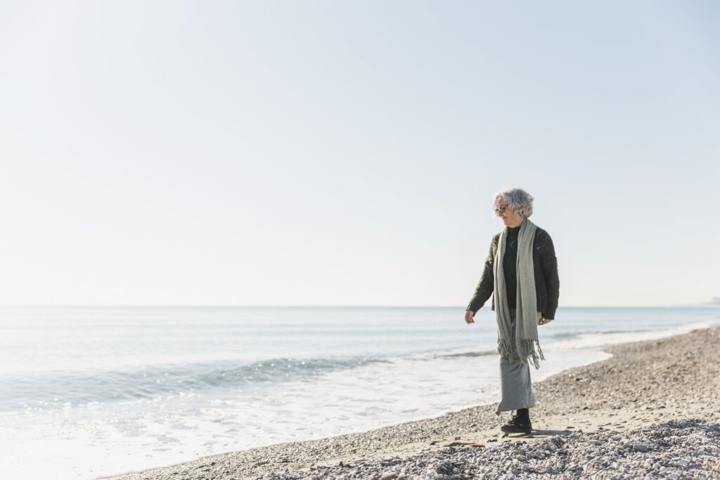 personne âgée au bord de mer