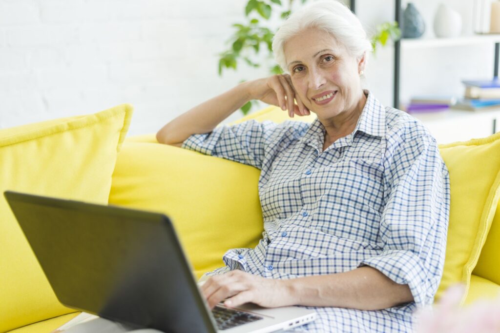 personne âgée utilisant les réseaux sociaux pour annoncer un vide-grnier