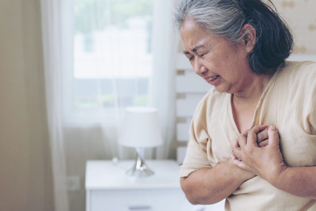 personne âgée atteinte de troubles cardiaques