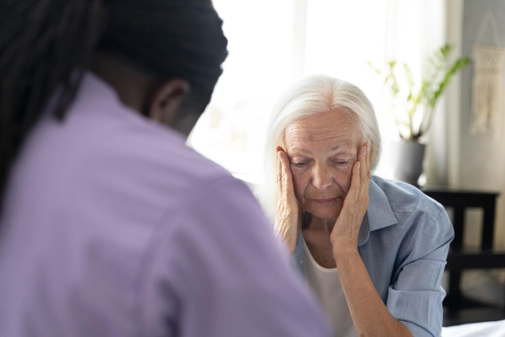 modification de la parole d'une personne âgée atteinte du syndrome frontal