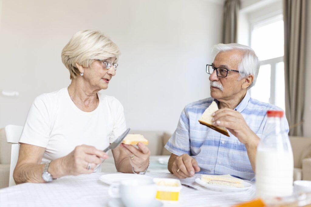 couple de seniors prenant un petit déjeuner équilibré