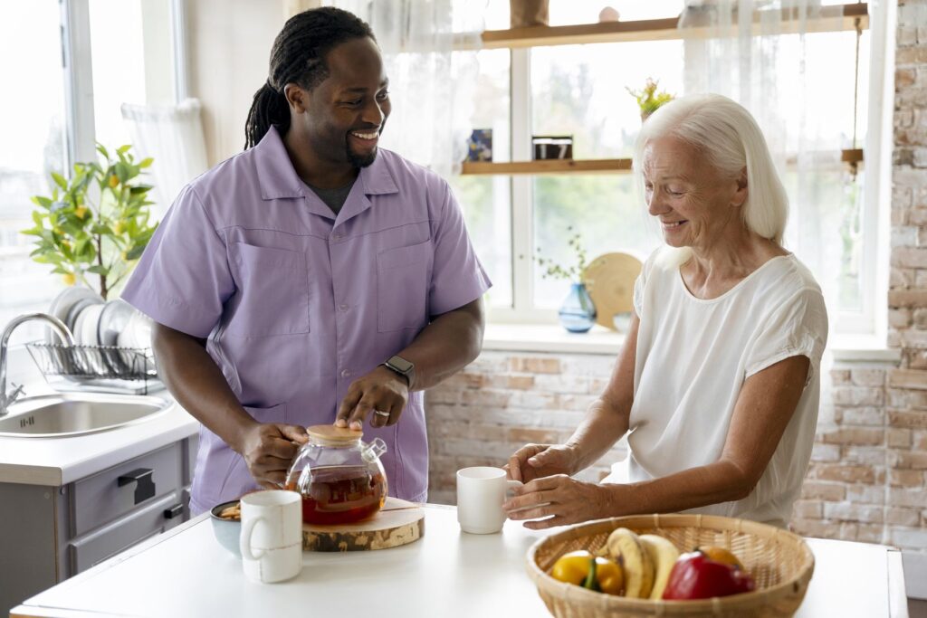 aide à domicile préparant le repas pour un senior