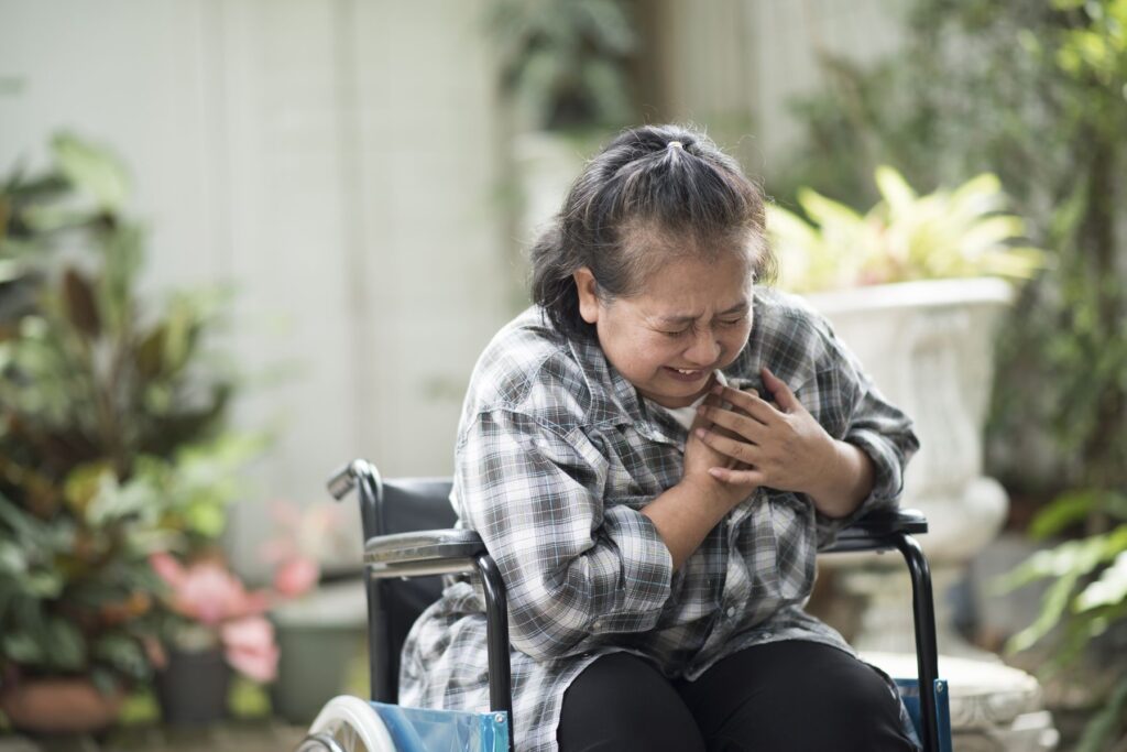 personne âgée faisant de l'arythmie cardiaque