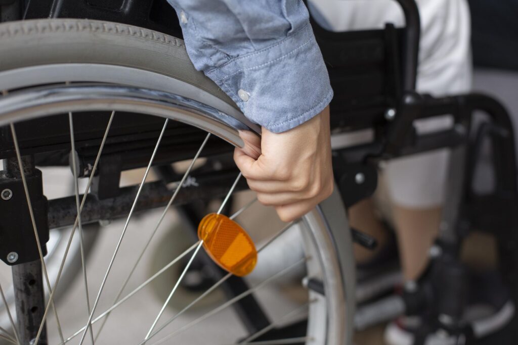 personne âgée en GIR 1 en fauteuil roulant