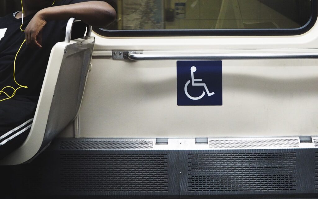 place réservée aux personnes handicapées dans les transports en commun