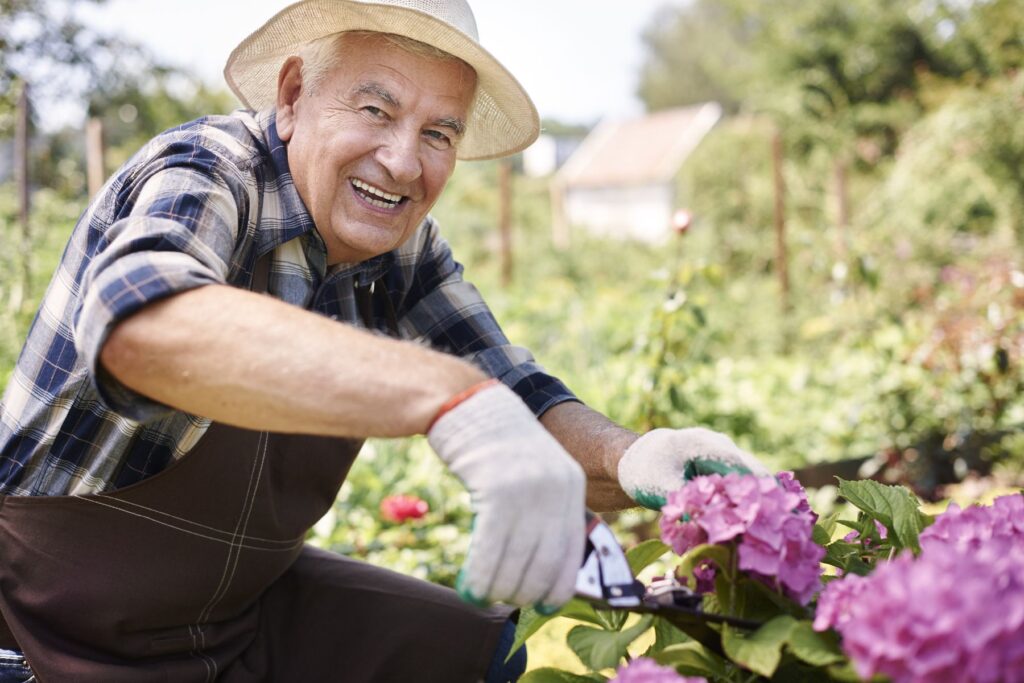 senior faisant du jardinage