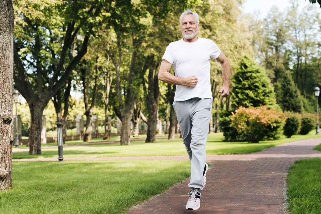 personne âgée prenant soin de sa forme physique