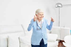 Voici comment pratiquer la pensée positive et aider les seniors à retrouver la motivation