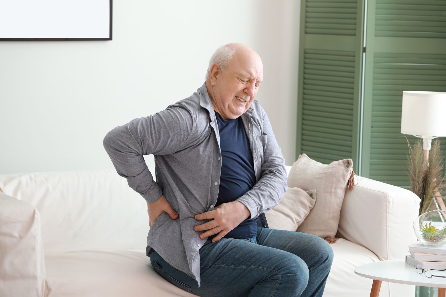 Fractures vertébrales lombaires chez les seniors : découvrez les causes et nos conseils pour les prévenir