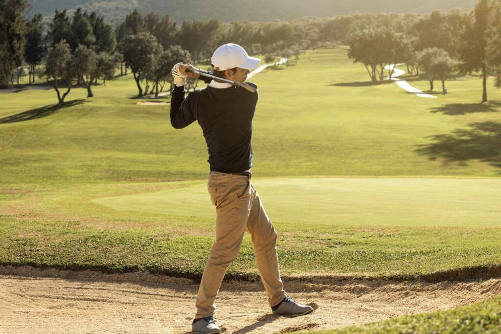 personne âgée jouant au golf et risquant une fracture vertébrale lombaire