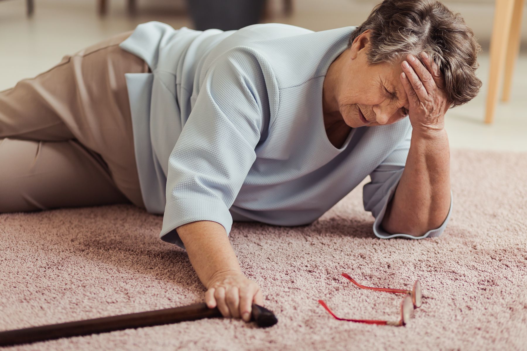 Faiblesse des jambes et perte d'équilibre chez les seniors causes et solutions