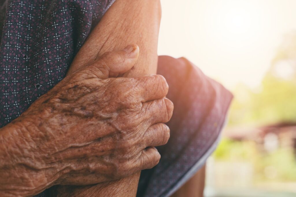 personne âgée souffrant d'arthrose