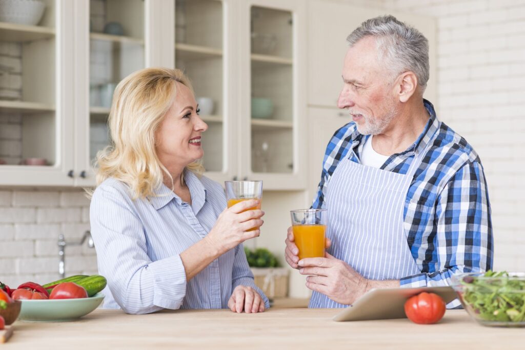 couple de seniors faisant une cure de vitamines B12 pour prévenir les carences