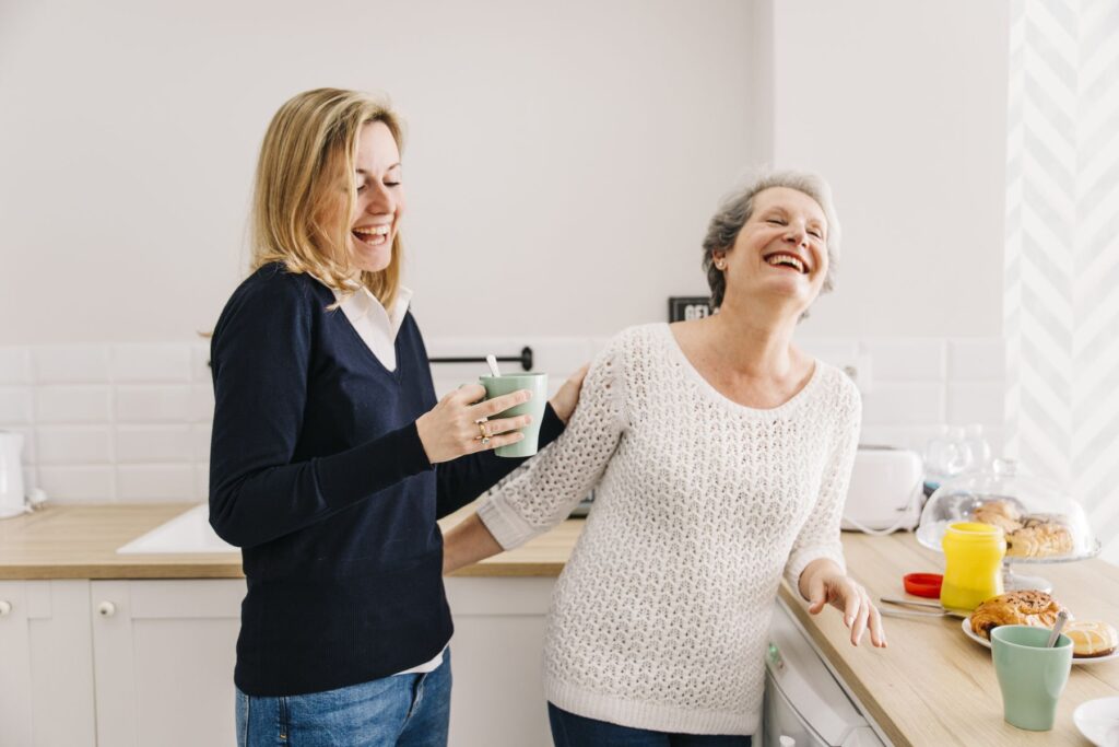 aidant familial et une femme senior