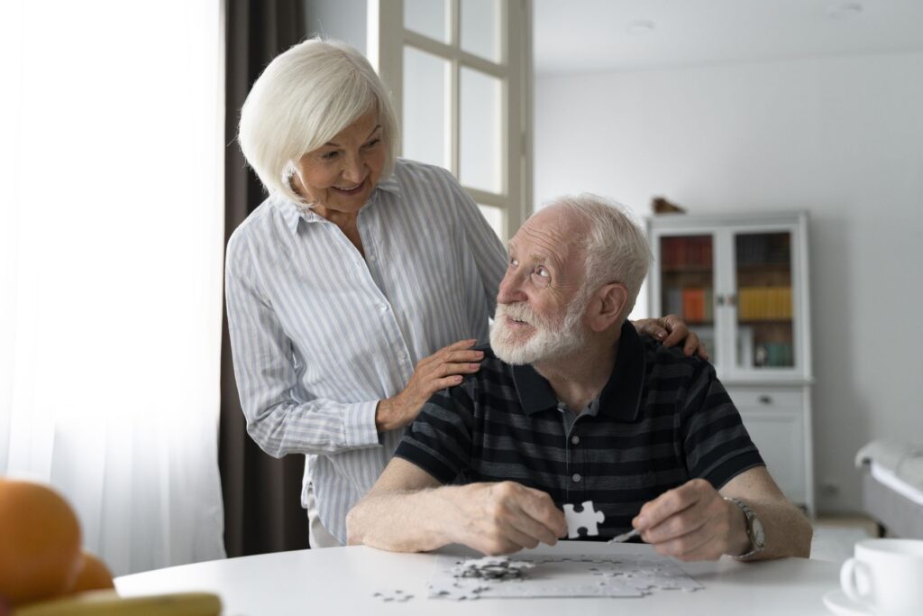 personne âgée atteinte d'agnosie, un symptôme de la maladie d'Alzheimer