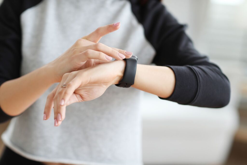 personne âgée utilisant un bracelet d'alerte