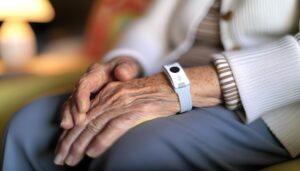 Bracelet d'alerte : découvrez l'outil indispensable pour assurer la sécurité des seniors chez eux et comment l'obtenir