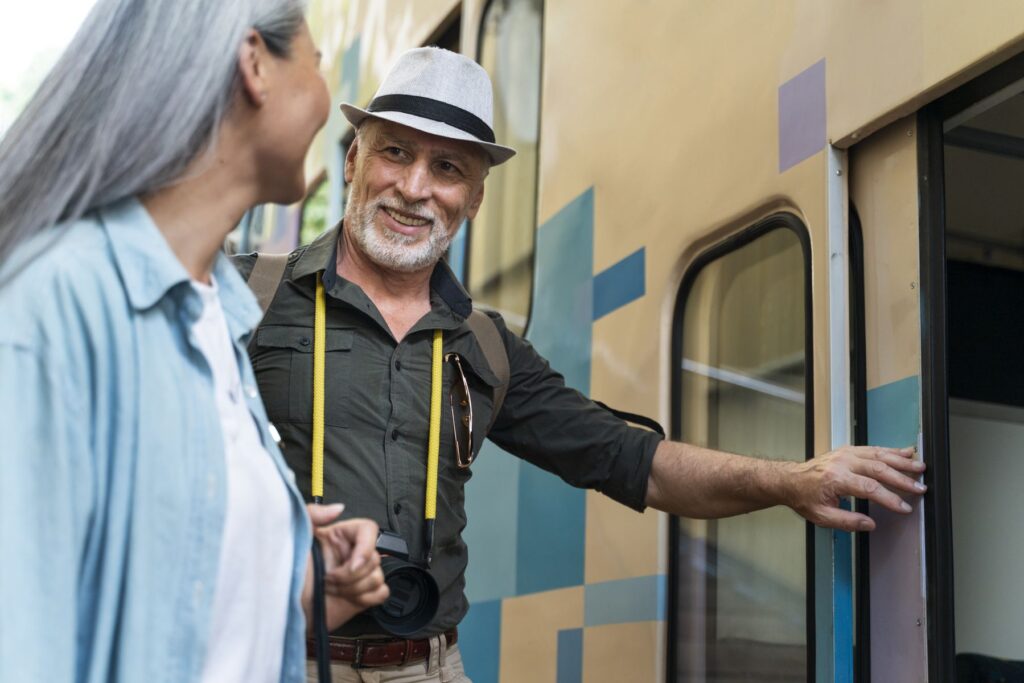 couple de seniors voyageant en train à prix réduits grâce à la carte avantage senior