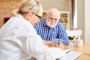 Cholestérol élevé chez les seniors : voici les 6 signes d'alerte à ne pas ignorer