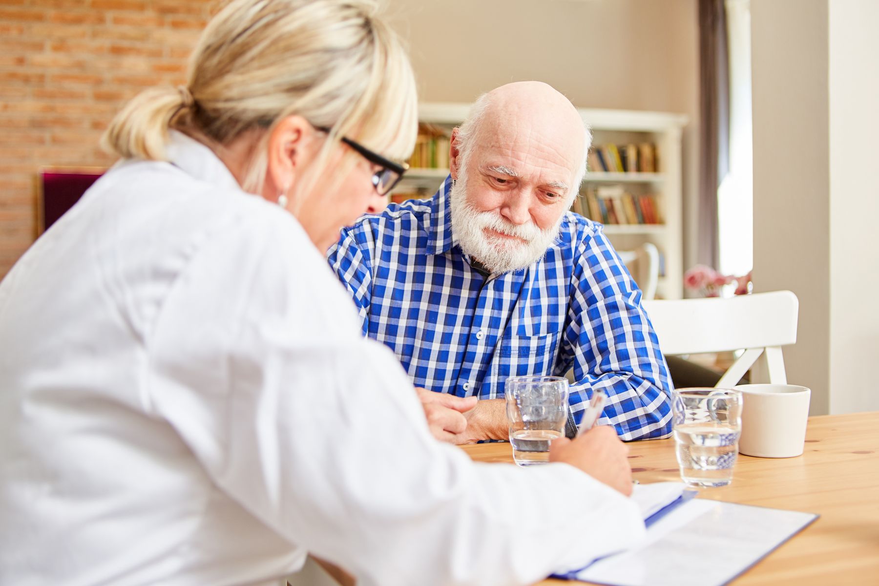 Cholestérol élevé chez les seniors voici les 6 signes d'alerte à ne pas ignorer