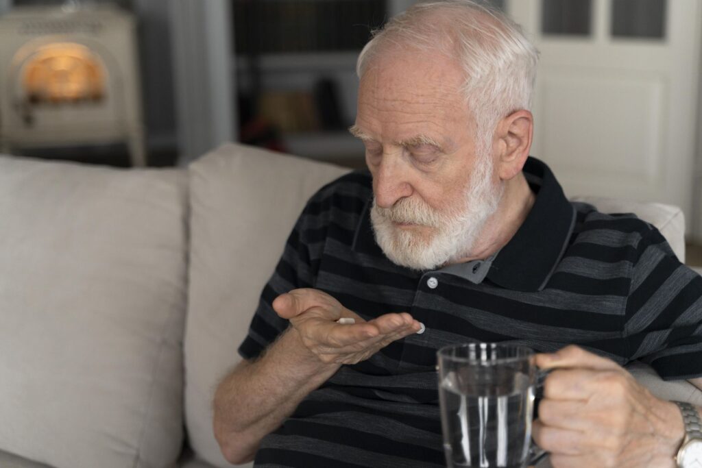 personne âgée prenant ses médicaments