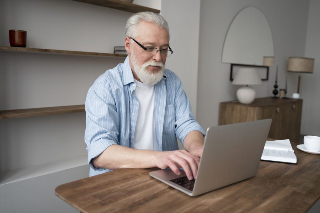 senior déclarant en ligne les travaux réalisés pour bénéficier du crédit d'impôt