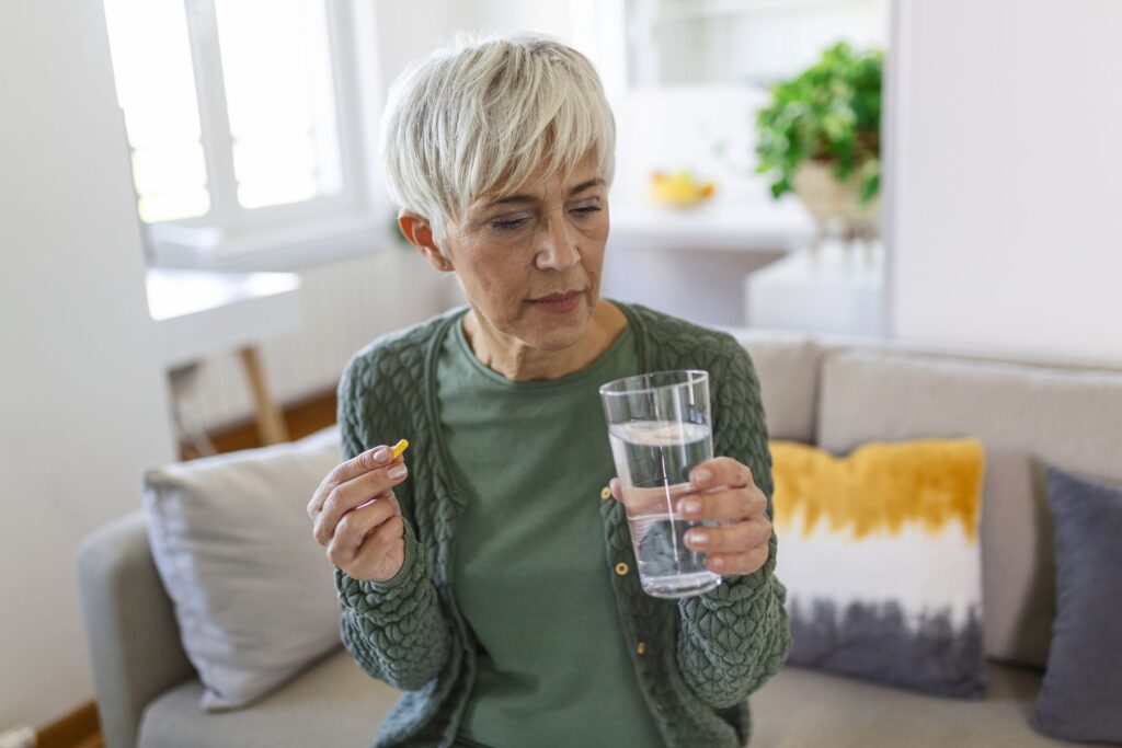 personne âgée prenant ses médicaments