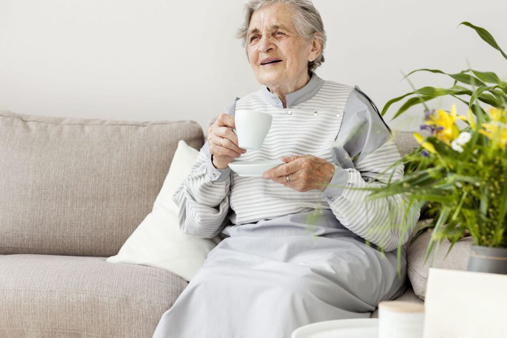 femme senior éligible à l'AAH