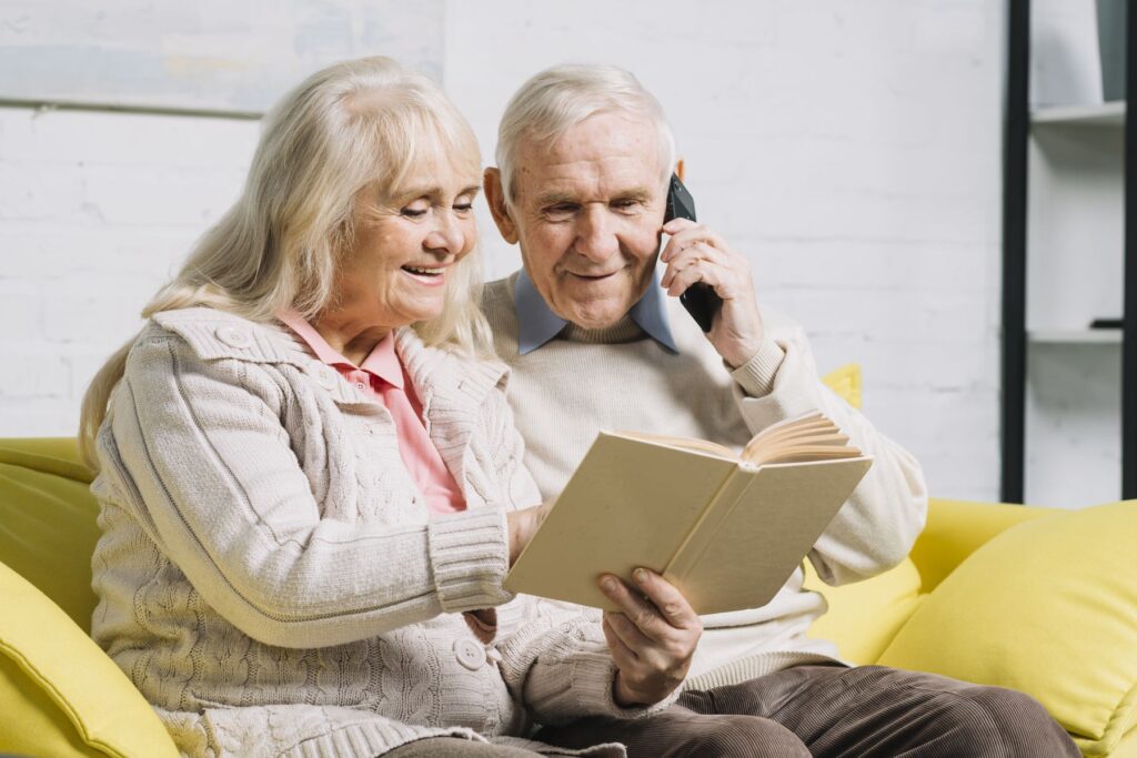 couple de seniors planifiant une entrée en EHPAD