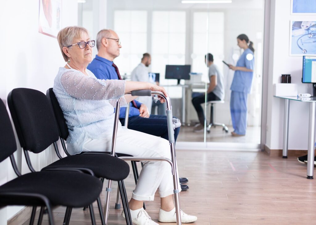 suivi médical d'une femme senior atteinte d'une ALD