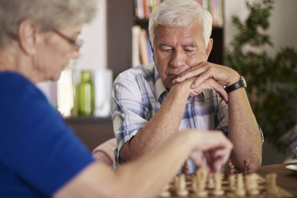 senior atteint d'une ALD et pratiquant les échecs