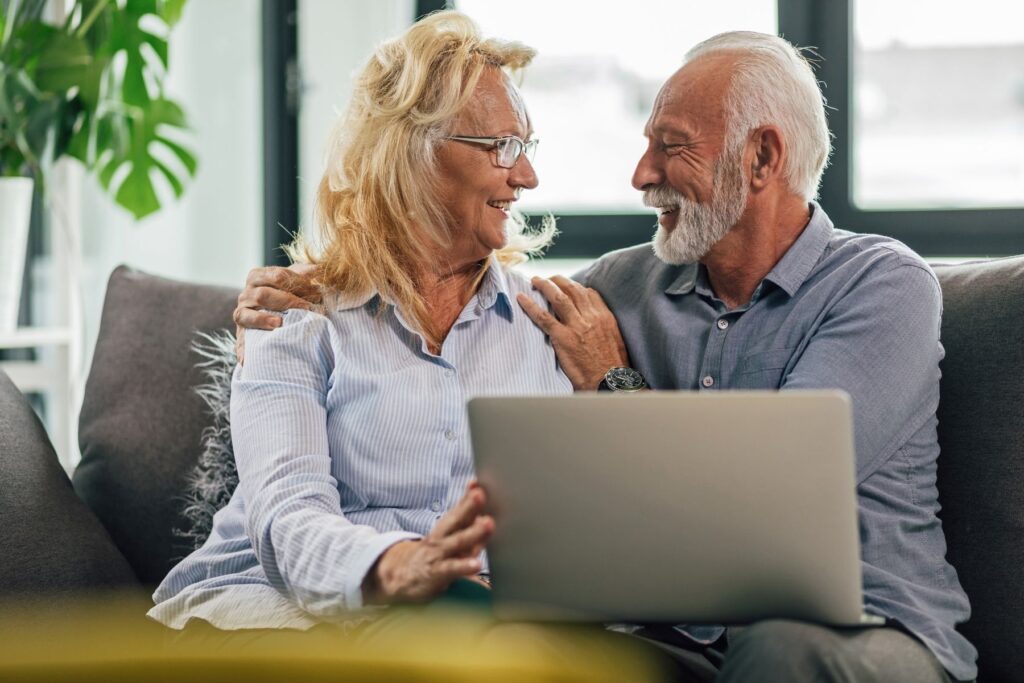 seniors utilisant le simulateur APL du gouvernement pour découvrir leur éligibilité