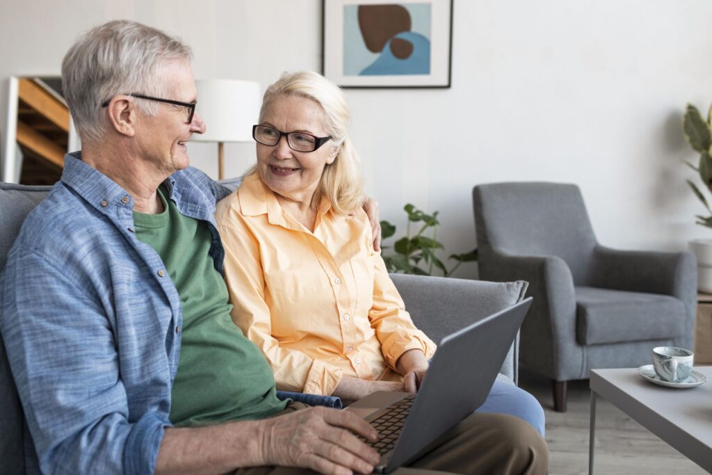 seniors découvrant leur éligibilité aux aides au logement