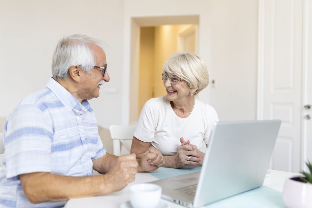 couple de seniors découvrant les conditions de la vente en viager