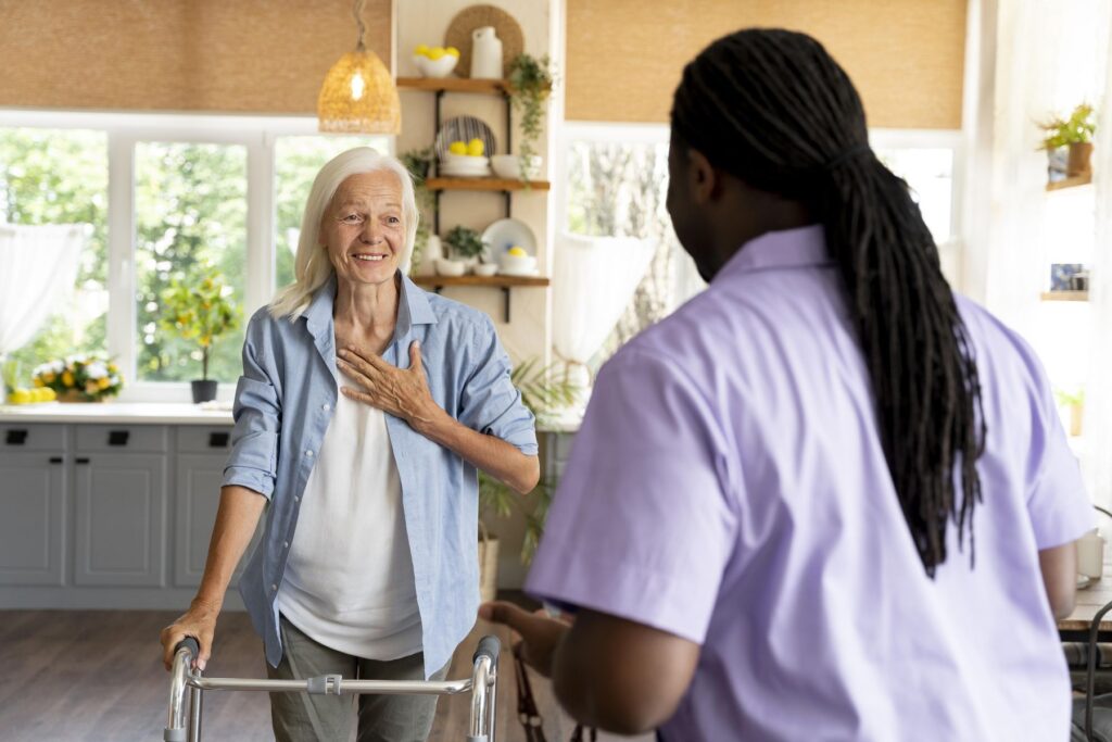 aide à domicile assistant le senior à son domicile