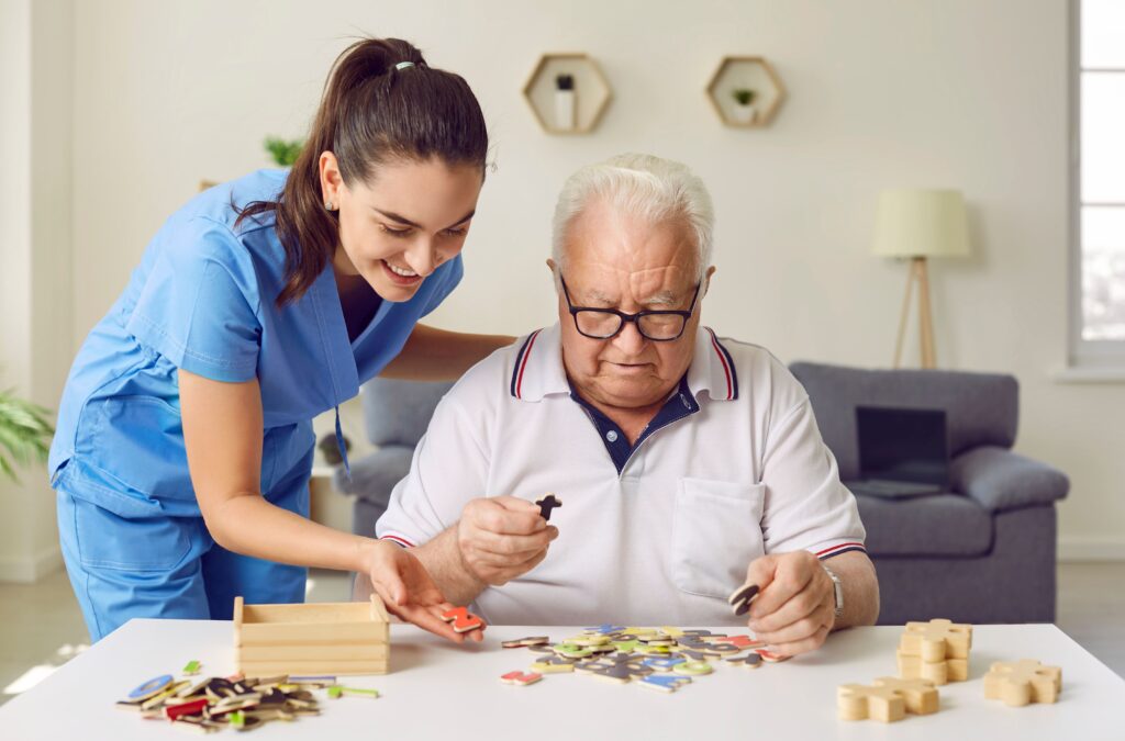 Psychomotricienne travaillant avec un senior en soins médicaux et de réadaptation gériatrique