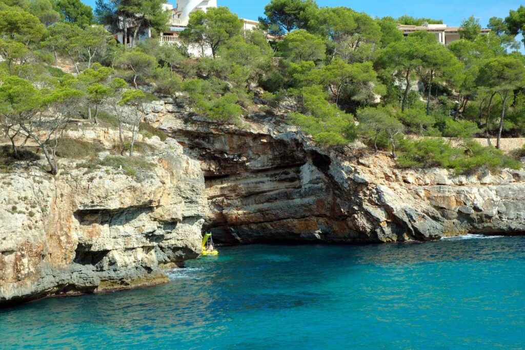 où habiter en PACA pour la retraite, vue sur les côtes de la mer méditéranée