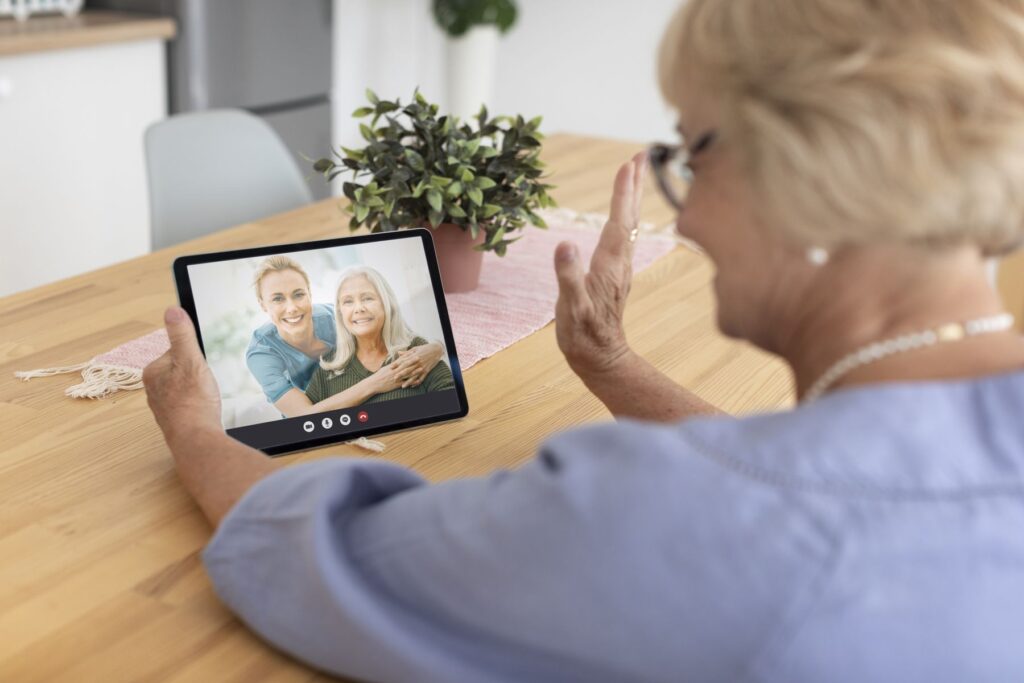 appel vidéo entre une personne âgée et sa famille