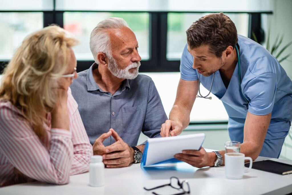 médecin présentant l'ordonnance bizone 