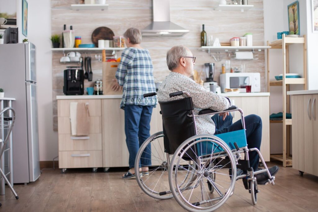 personne âgée en situation de dépendance avec son représentant légal