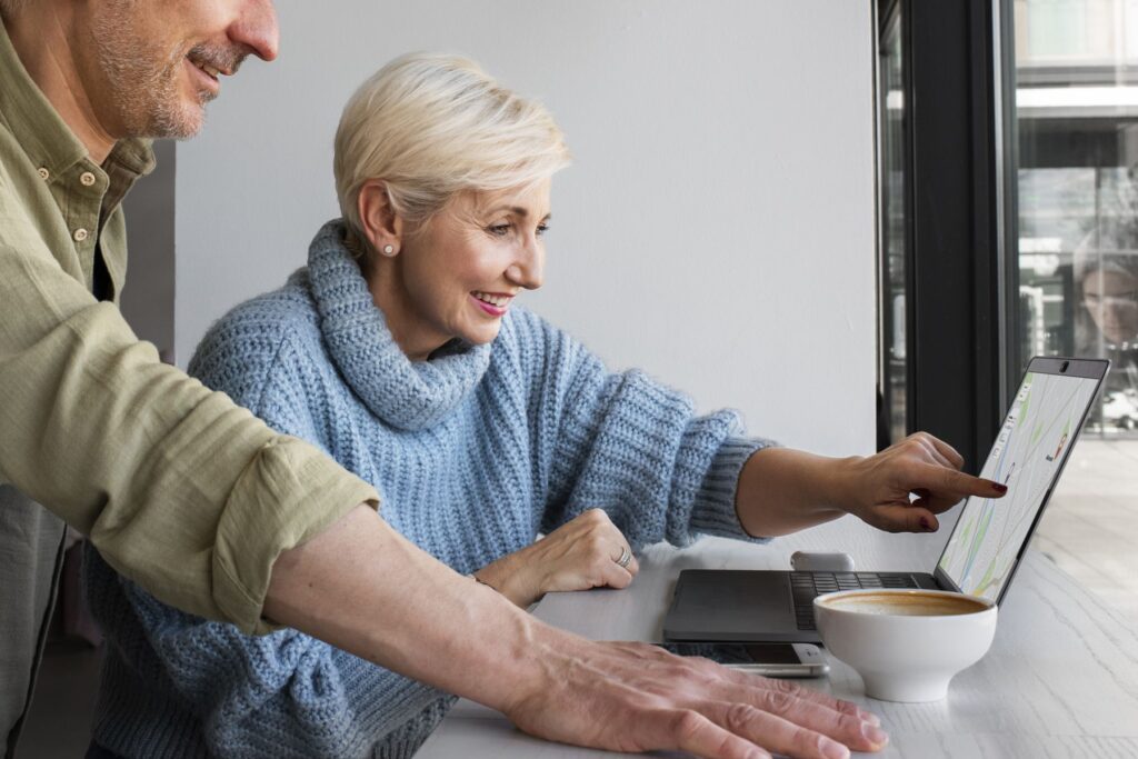 couple de seniors découvrant s'ils sont éligibles au crédit d'impôt pour l'adaptation du domicile