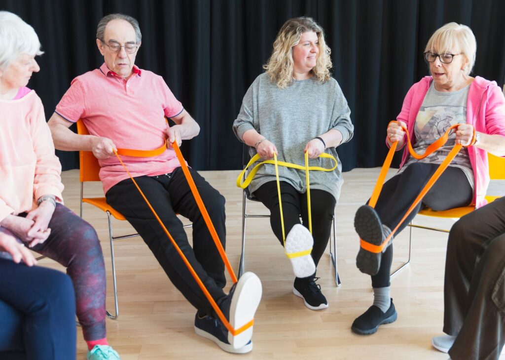 Groupe de seniors faisant des exercices physiques doux pour lutter contre la démence