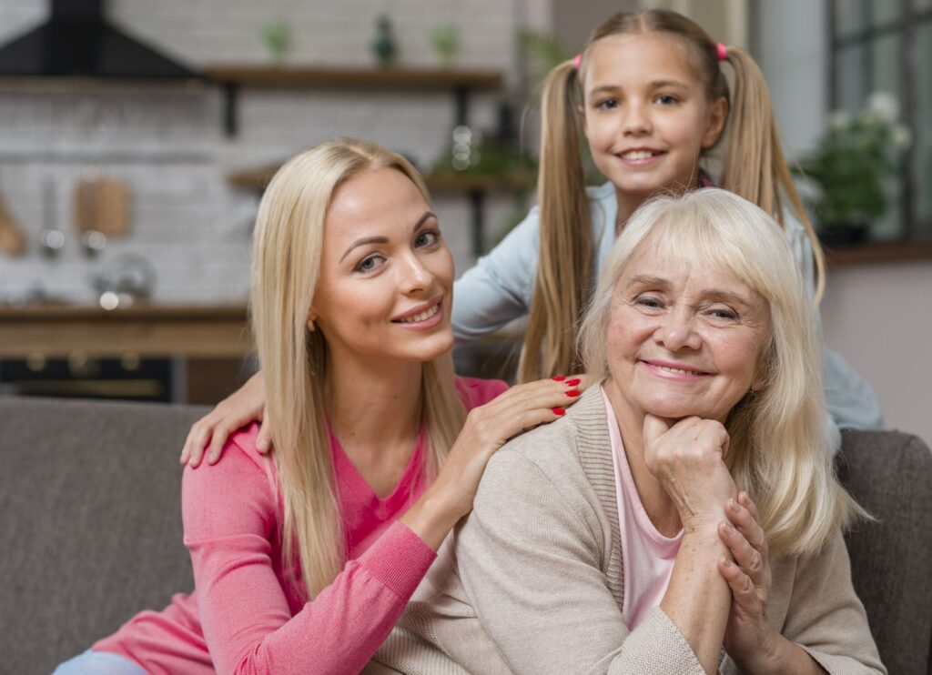 femme âgée avec sa fille et sa petite-fille