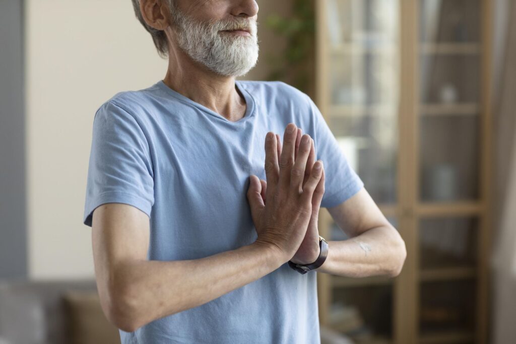 personne âgée pratiquant une activité physique pour améliorer son équilibre