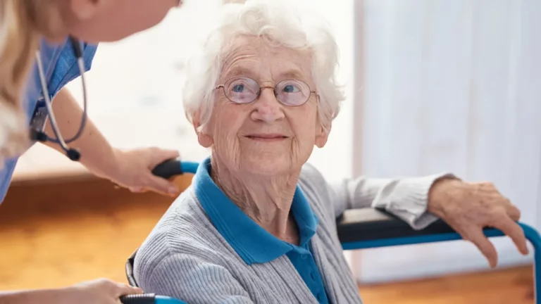 Ma mère ne supporte pas la maison de retraite voici vos options pour améliorer son bien-être